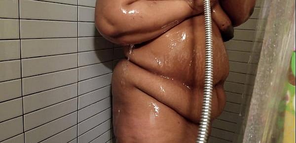  SEXY BLACK MATURE MILF WASHES HER EBONY BBW BODY IN A HOT SHOWER